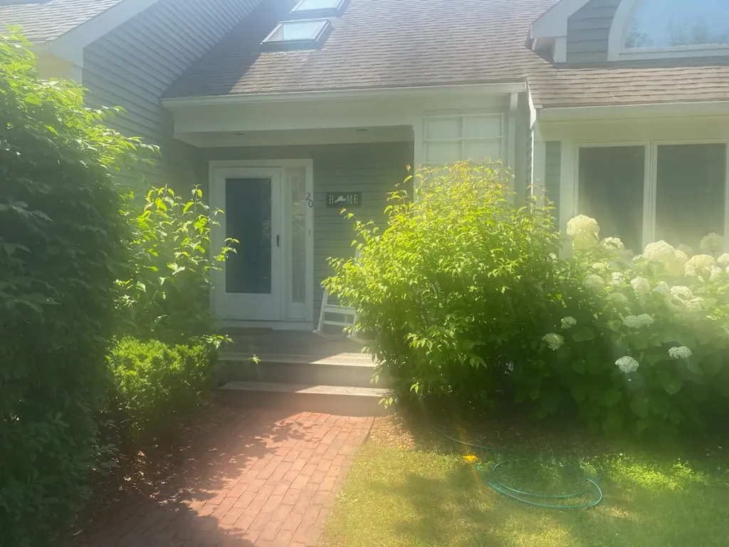 20 Meetinghouse Village Way Edgartown MA 02539