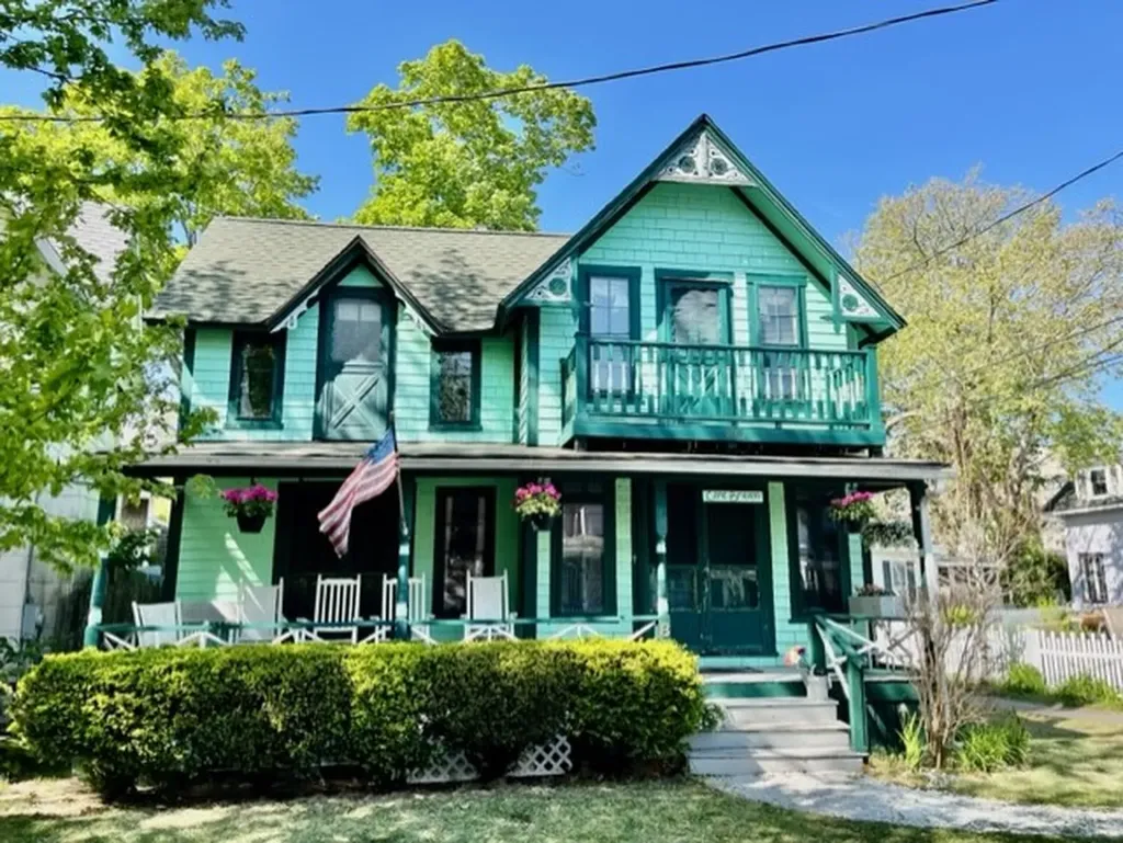 8 Tabernacle Avenue Oak Bluffs MA 02557