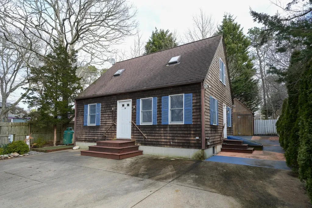 25 Menahan Street Oak Bluffs MA 02557