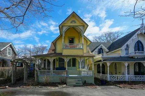 8 Clinton Avenue Oak Bluffs MA 02557