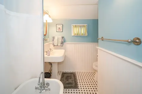 8 Clinton Avenue Oak Bluffs MA 02557