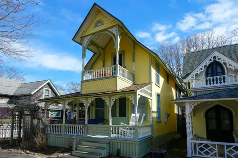 8 Clinton Avenue Oak Bluffs MA 02557