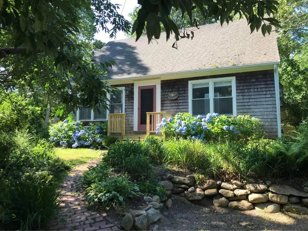 129 Lagoon Avenue Vineyard Haven MA 02568