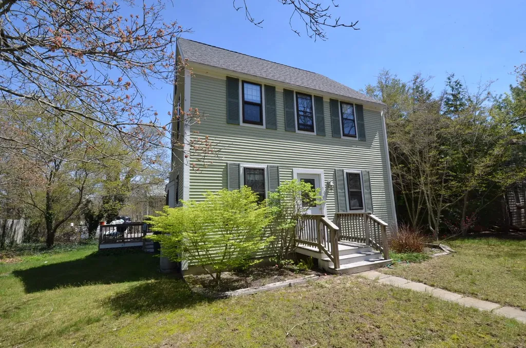 107 Pennsylvania Avenue Oak Bluffs MA 02557