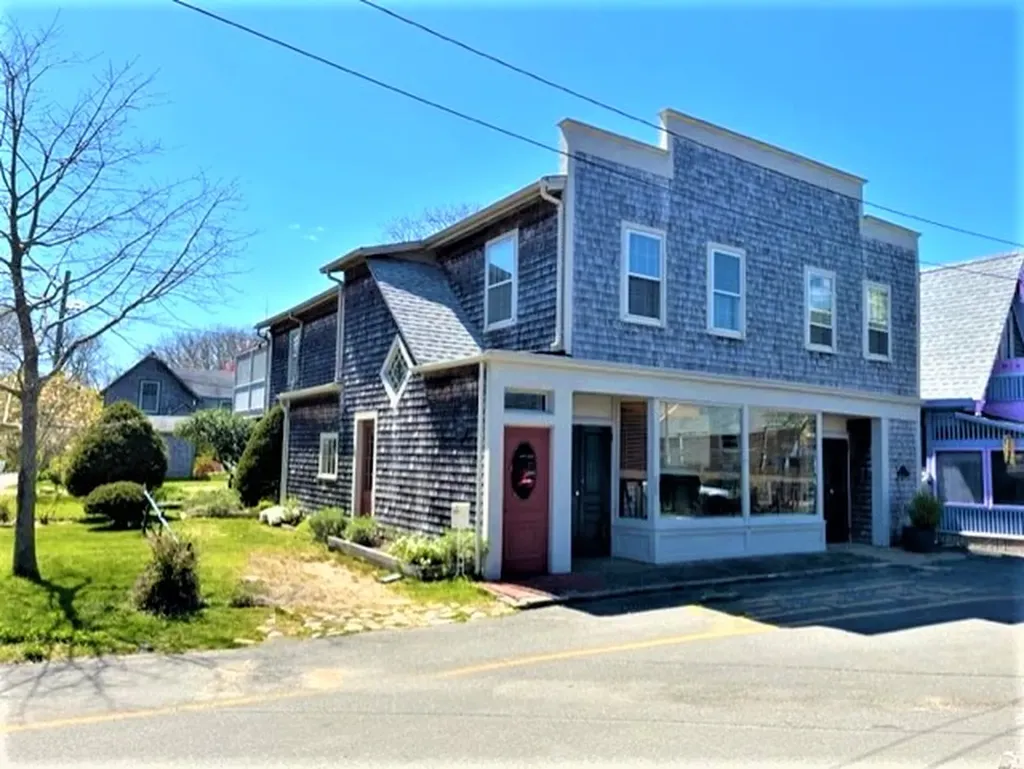 4 Montgomery Square Oak Bluffs MA 02557