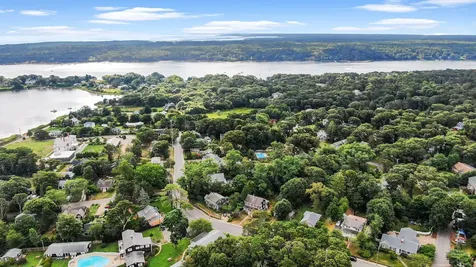 125 Skiff Avenue Vineyard Haven MA 02568