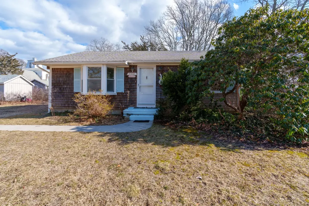 9 Wendall Avenue Oak Bluffs MA 02557
