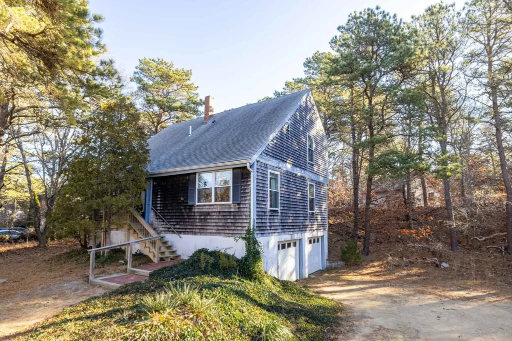 19 Pinewood Lane Oak Bluffs MA 02557