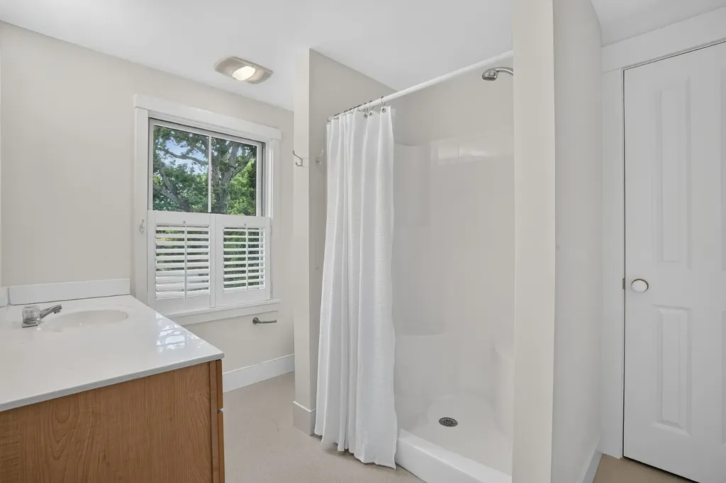37 Old Hedge Row Vineyard Haven MA 02568