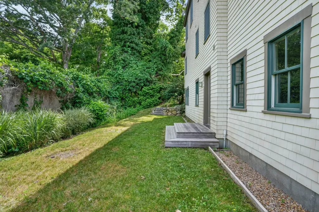 37 Old Hedge Row Vineyard Haven MA 02568