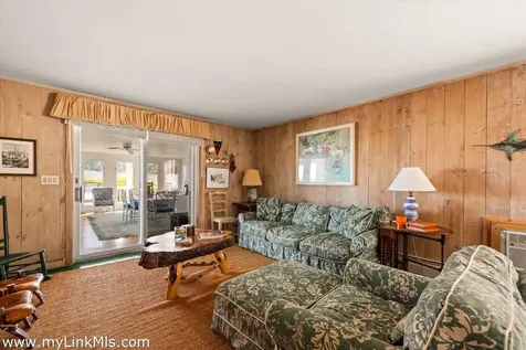 9 Weston Avenue Oak Bluffs MA 02557