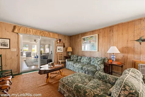 9 Weston Avenue Oak Bluffs MA 02557
