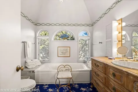 9 Weston Avenue Oak Bluffs MA 02557