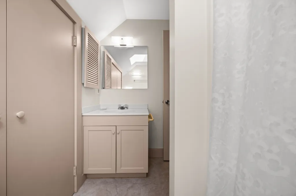 52 Oak Knoll Road West Tisbury MA 02575