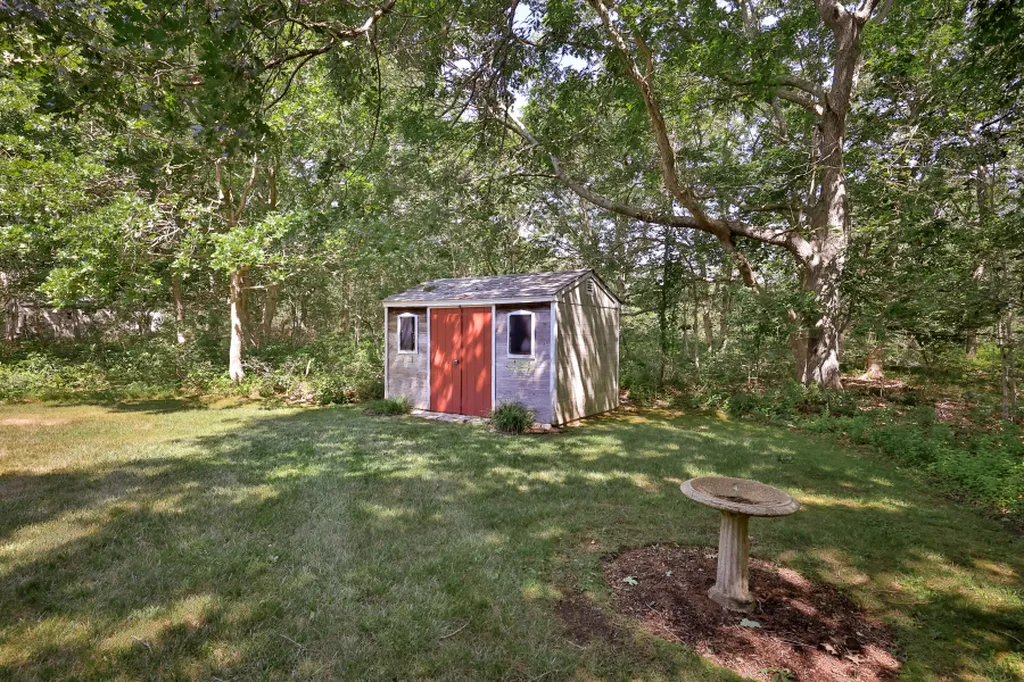 52 Oak Knoll Road West Tisbury MA 02575