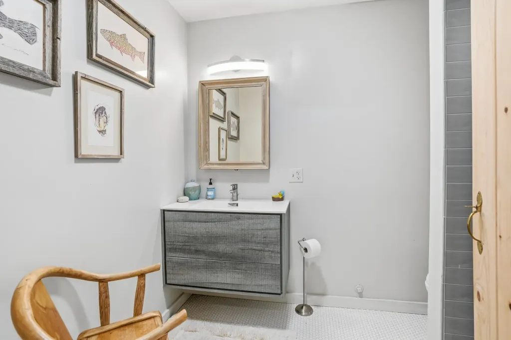 21 Eliot Avenue Chilmark MA 02535
