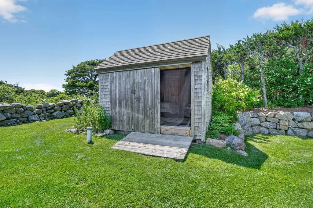 21 Eliot Avenue Chilmark MA 02535