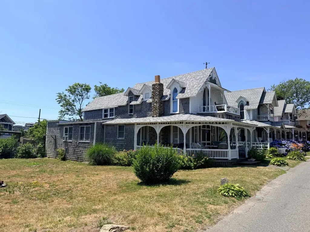 8 Pequot Avenue Oak Bluffs MA 02557