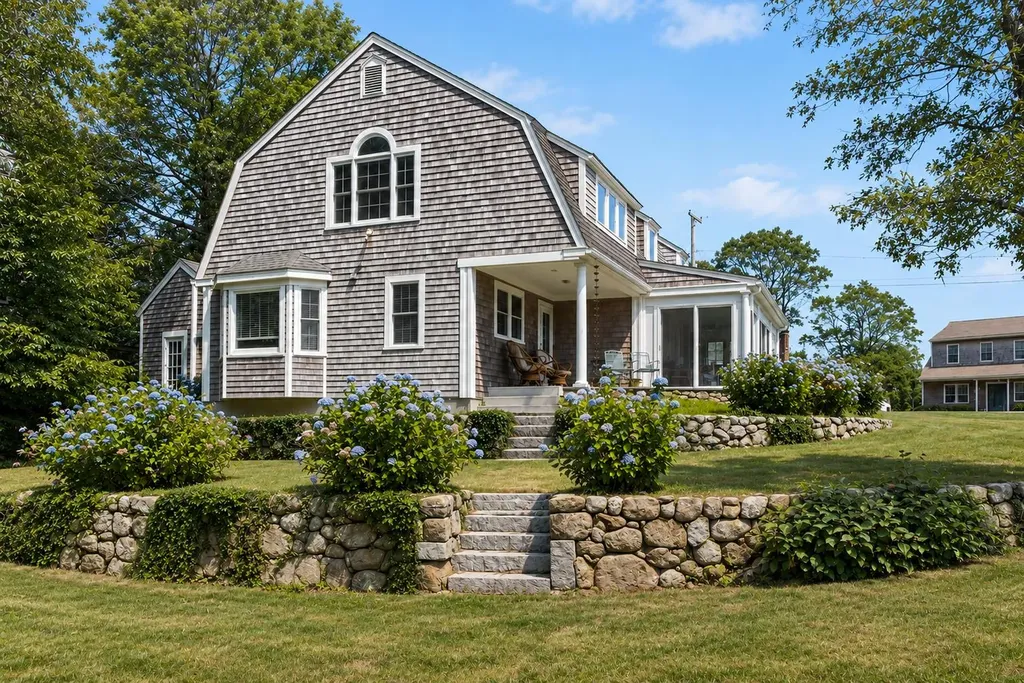 51 Davis Street Vineyard Haven MA 02568