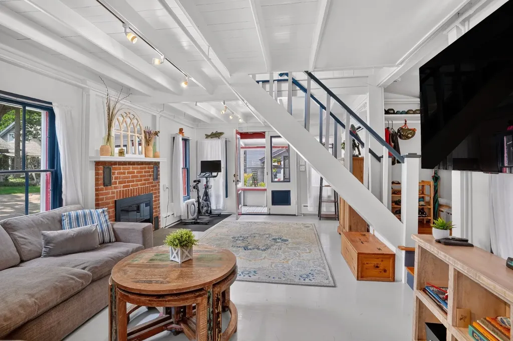 21 Butler Avenue Oak Bluffs MA 02557