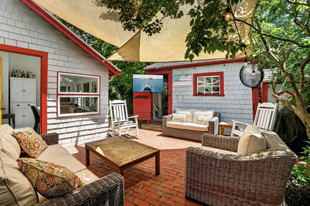21 Butler Avenue Oak Bluffs MA 02557