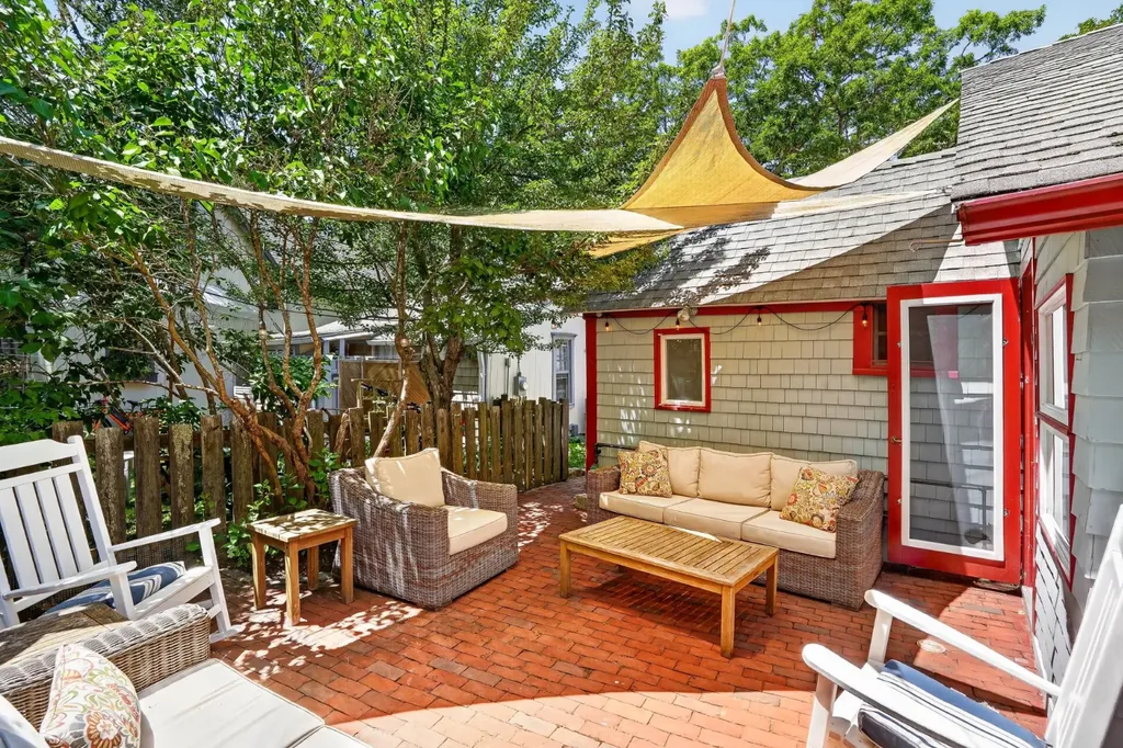 21 Butler Avenue Oak Bluffs MA 02557
