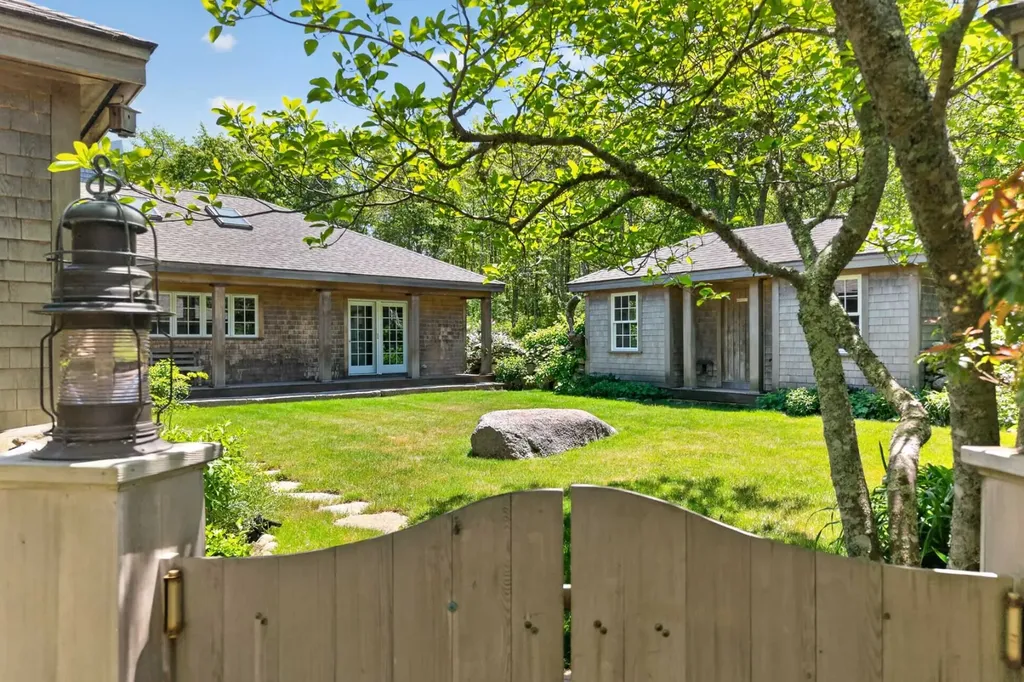 300 North Road/18 Belhaven Way Chilmark MA 02535