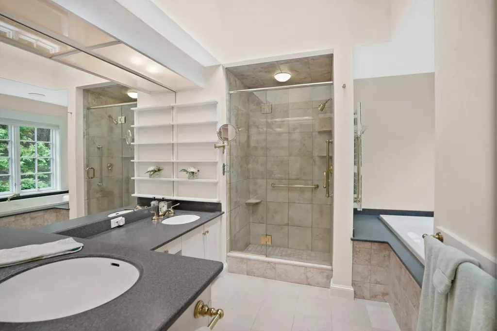 300 North Road/18 Belhaven Way Chilmark MA 02535
