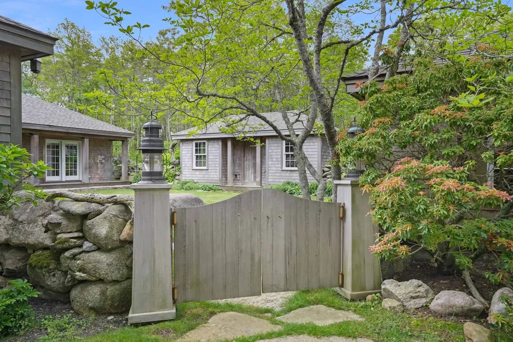 300 North Road/18 Belhaven Way Chilmark MA 02535
