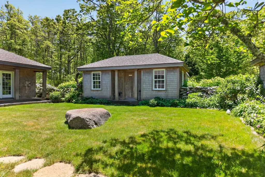 300 North Road/18 Belhaven Way Chilmark MA 02535