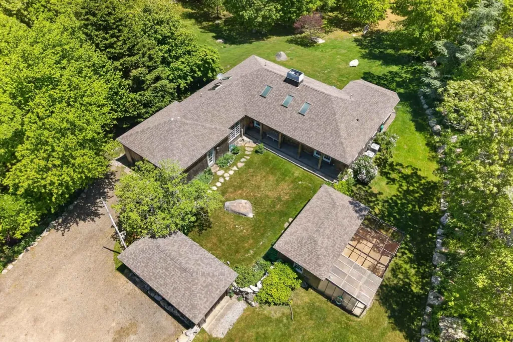 300 North Road/18 Belhaven Way Chilmark MA 02535