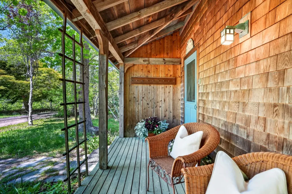 4 Rock Pond Road West Tisbury MA 02575