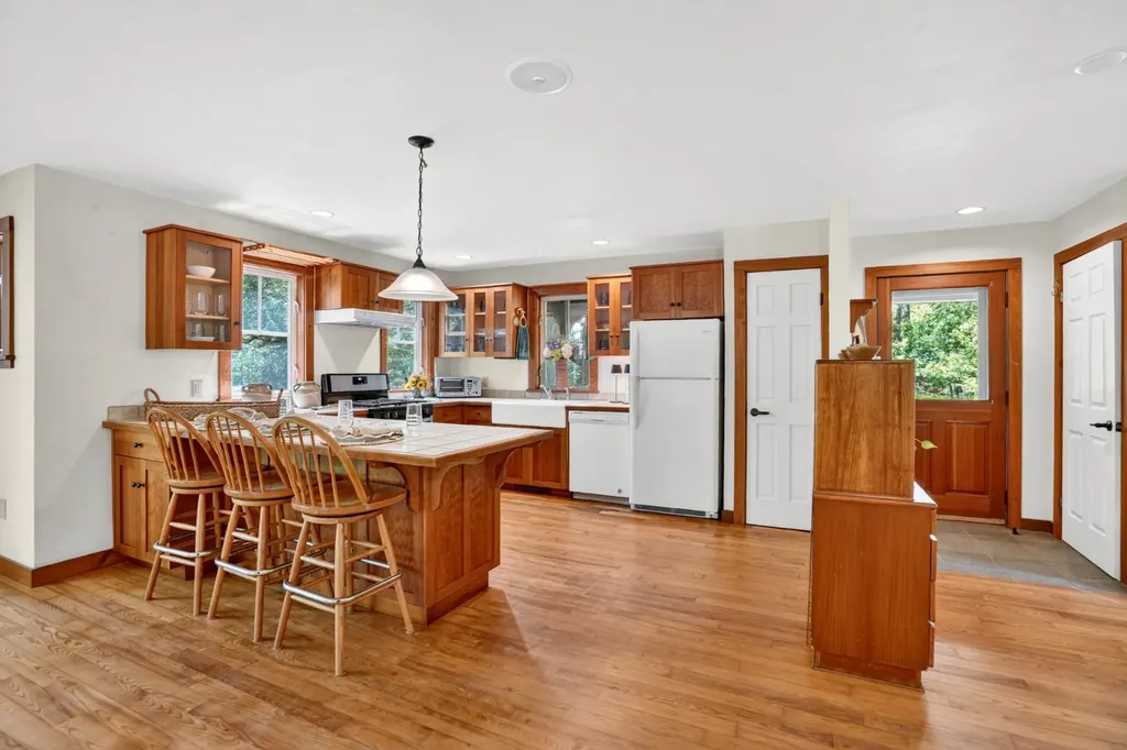 4 Rock Pond Road West Tisbury MA 02575