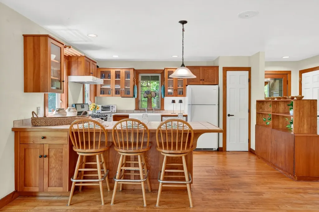 4 Rock Pond Road West Tisbury MA 02575