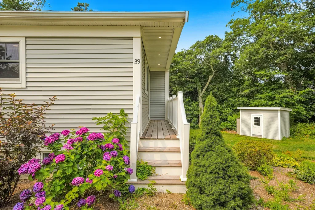 39 Ferro Way Vineyard Haven MA 02568