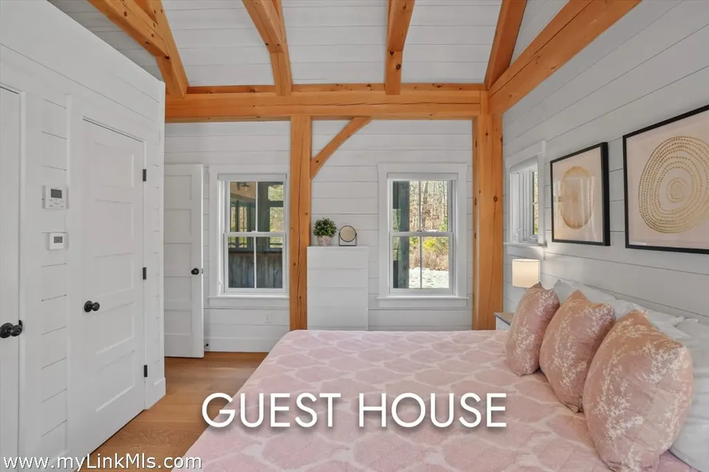 16 Red Coat Hill Road West Tisbury MA 02568