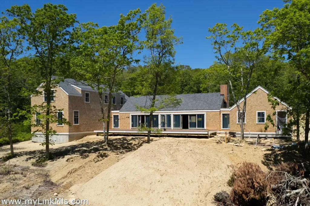 16 Red Coat Hill Road West Tisbury MA 02568