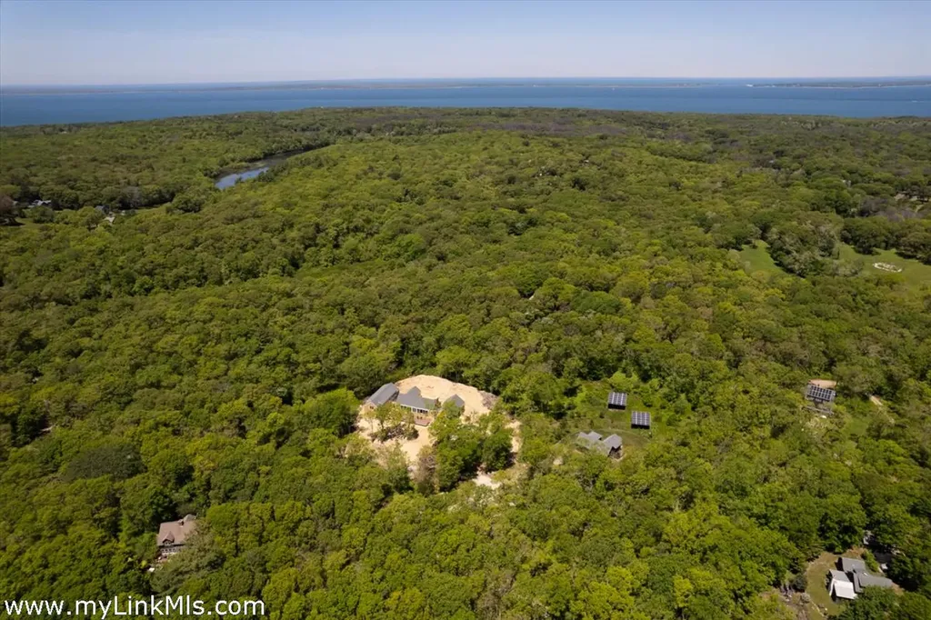 16 Red Coat Hill Road West Tisbury MA 02568