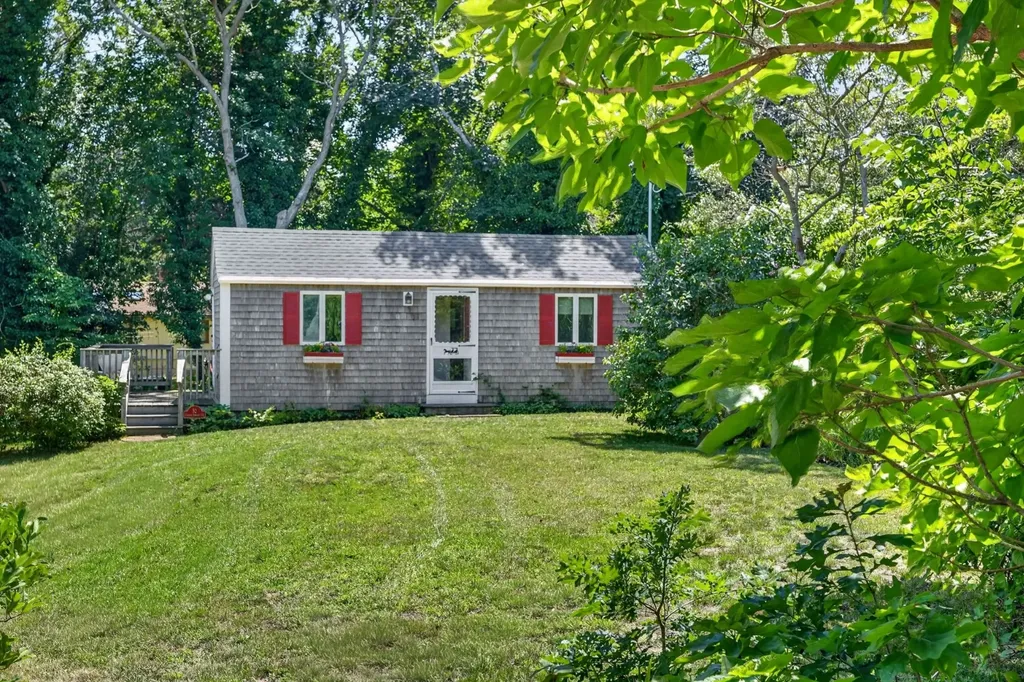 52 Summer Street Vineyard Haven MA 02568