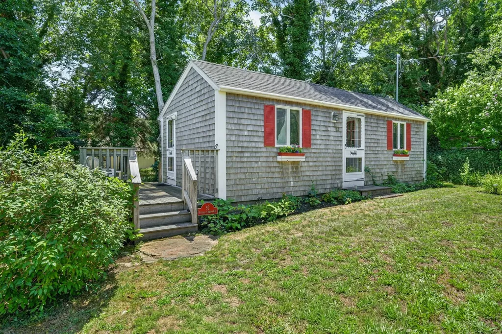 52 Summer Street Vineyard Haven MA 02568