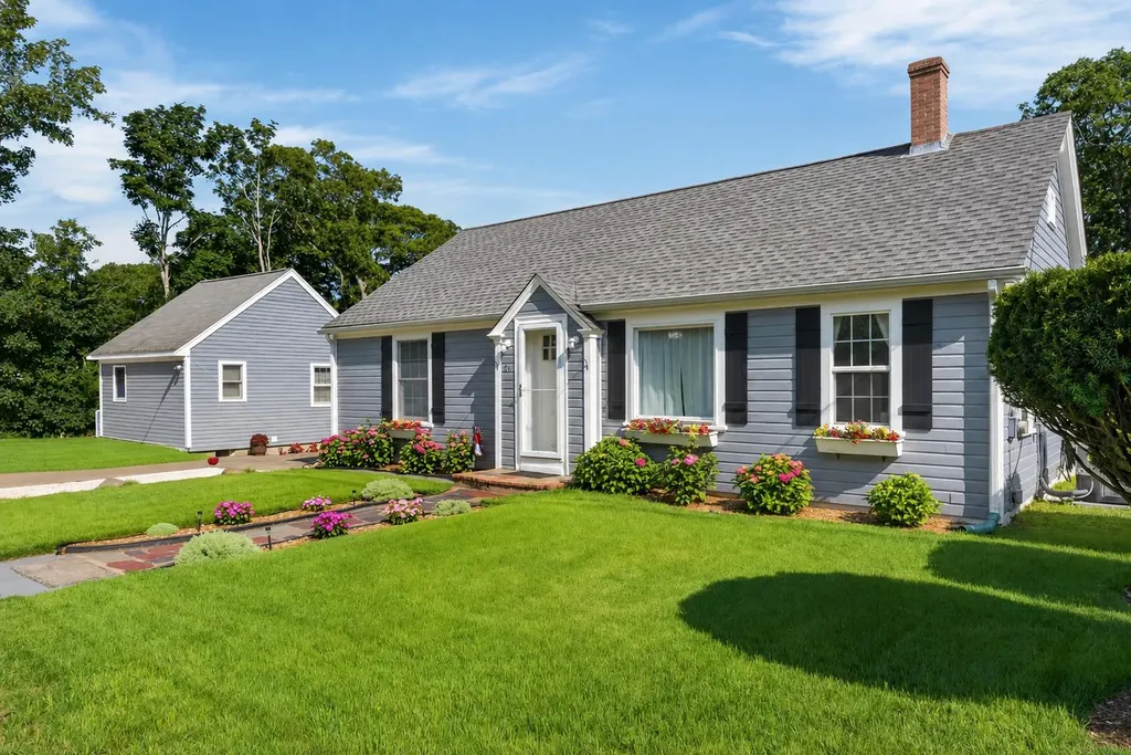 21 West Spring Street Vineyard Haven MA 02568