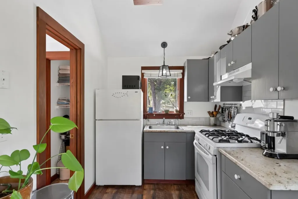 21 West Spring Street Vineyard Haven MA 02568
