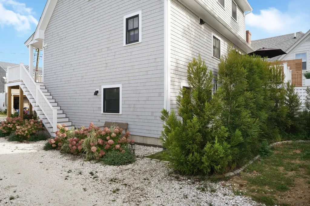 29 & 33 Lagoon Pond Road Vineyard Haven MA 02568