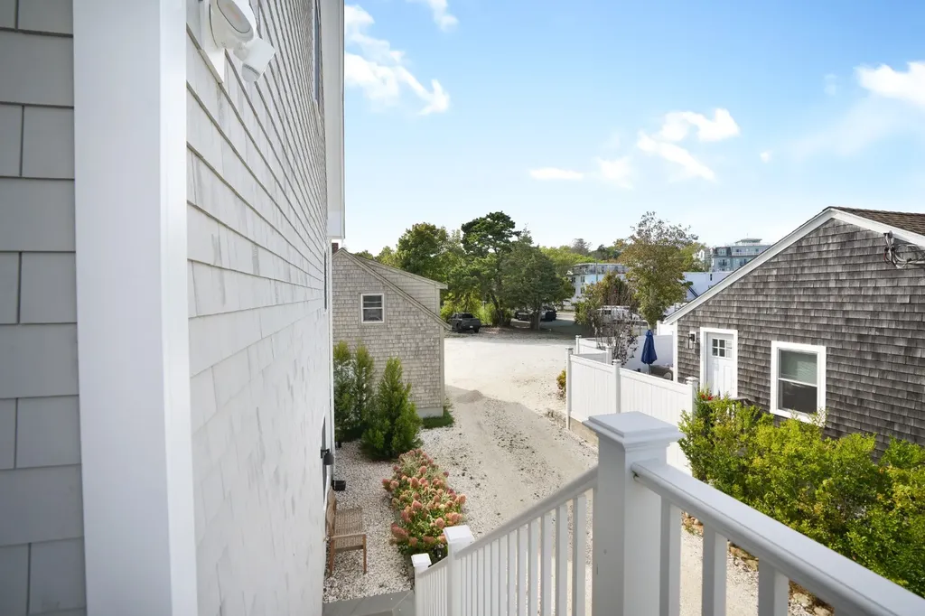 29 & 33 Lagoon Pond Road Vineyard Haven MA 02568