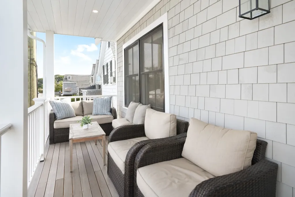 29 & 33 Lagoon Pond Road Vineyard Haven MA 02568