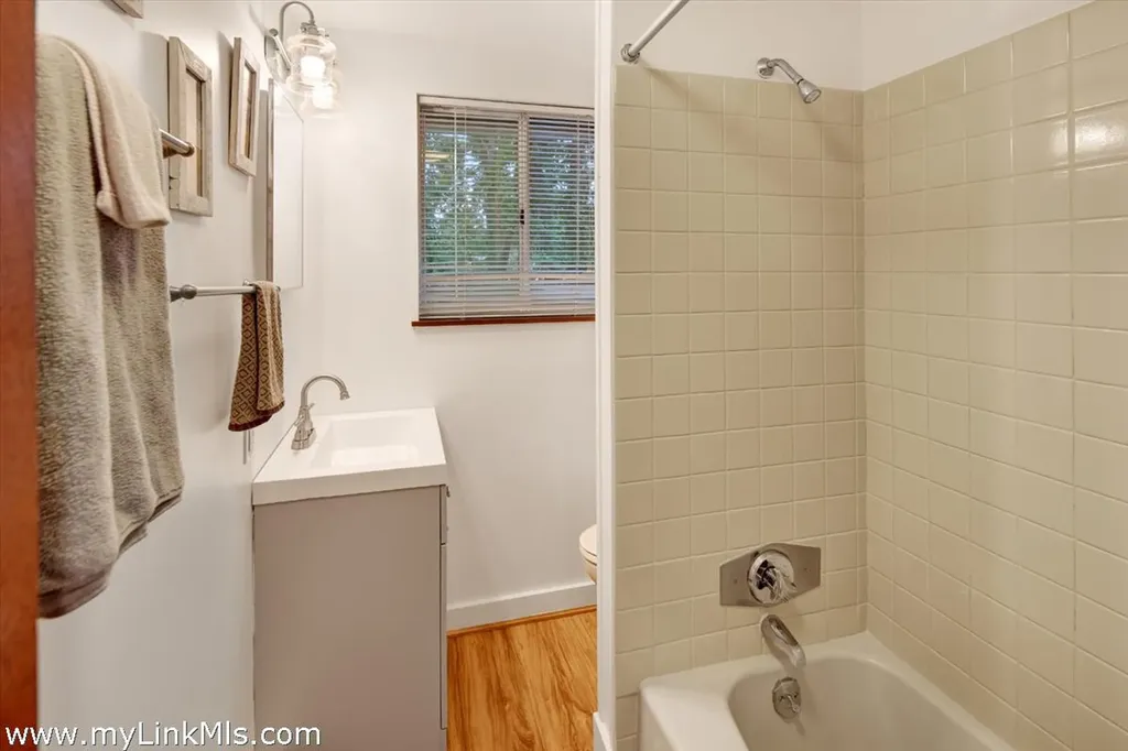 9 Galway Road West Tisbury MA 02575