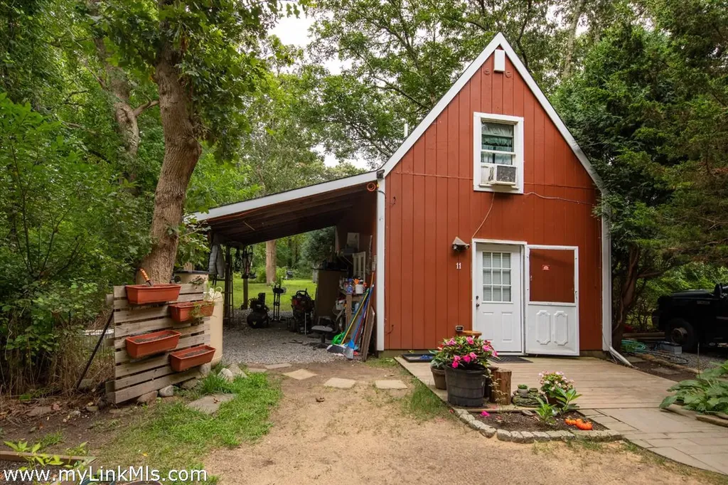 9 Galway Road West Tisbury MA 02575