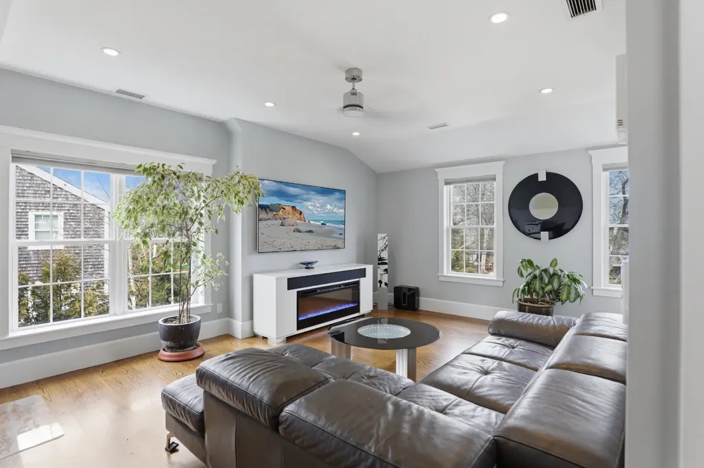 21 Davis Street Vineyard Haven MA 02568