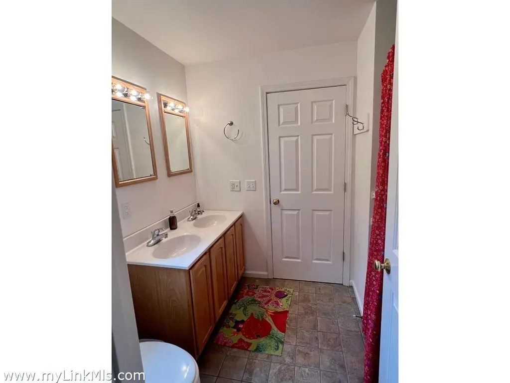 10 Trotters Lane West Tisbury MA 02575