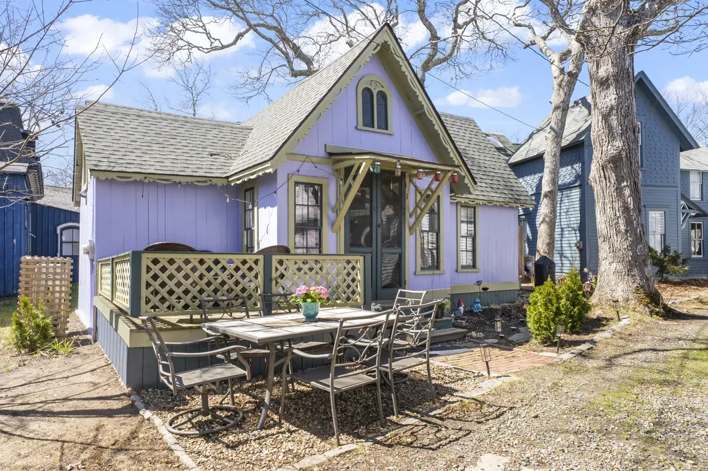 1 Pease Avenue Oak Bluffs MA 02557